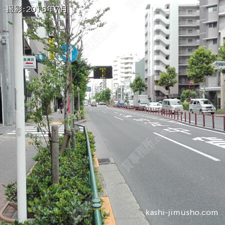 前面　目白通り