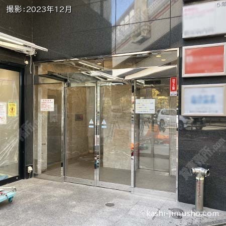 ビル入口前