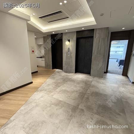 貸室階エレベーターホール