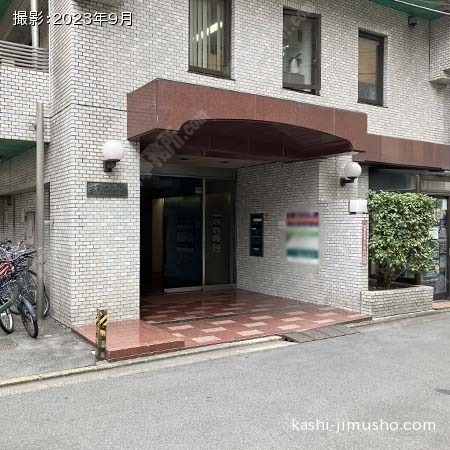 ビル入口前面