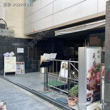 ビル入口前