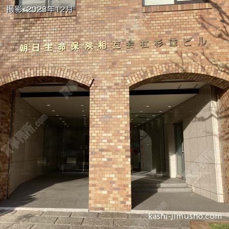 ビル入口前面