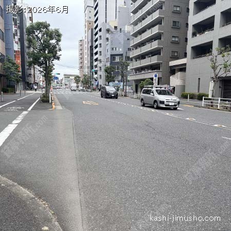前面道路(入新井中央通り) 前面道路(入新井中央通り)