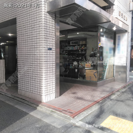 ビル入口前面