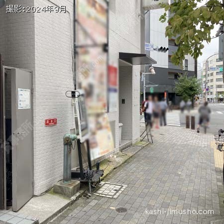 ビル入口前面