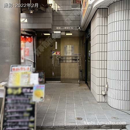 ビル入口前