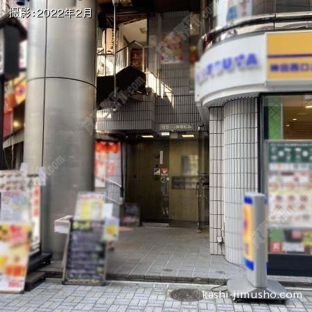 ビル入口前面
