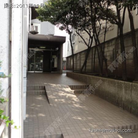 ビル入口アプローチ