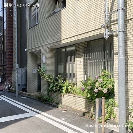 ビル入口前面