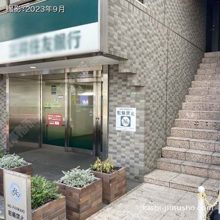 ビル入口前面