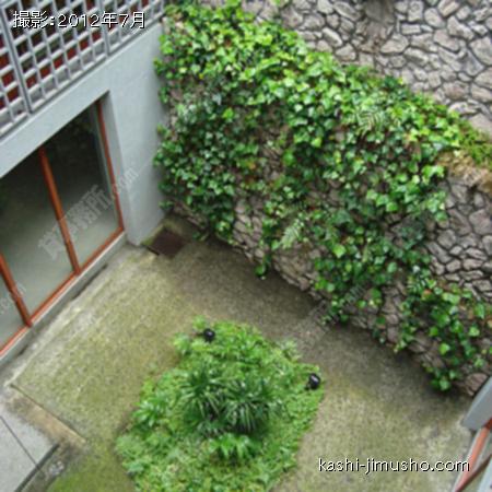 吹抜けの中庭 