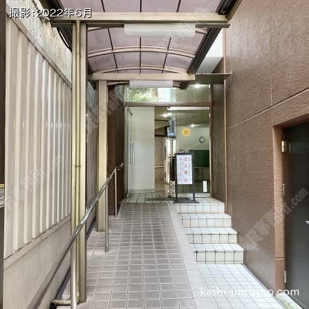 ビル入口前面