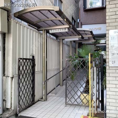 ビル入口前面
