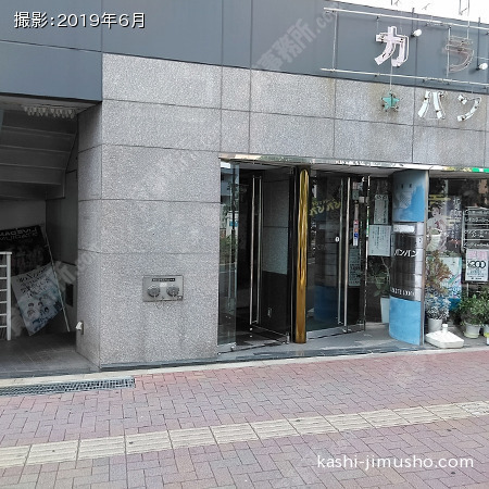 ビル入口前