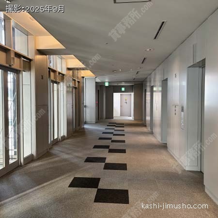 貸室階エレベーターホール
