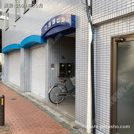 ビル入口前