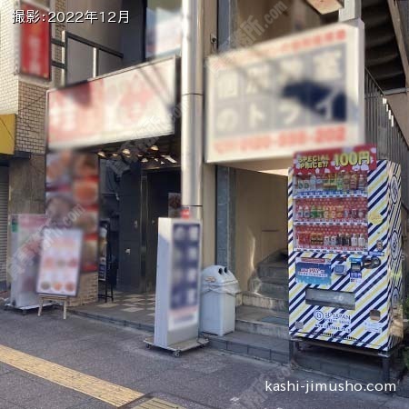 ビル入口前