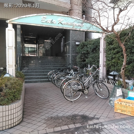 ビル入口前