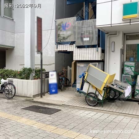 ビル入口前