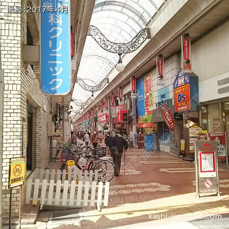ビル前の商店街 ビル前の商店街