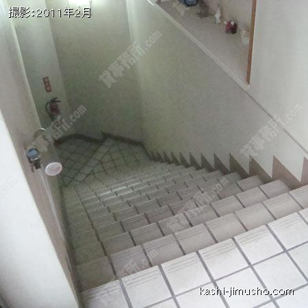  地下への階段