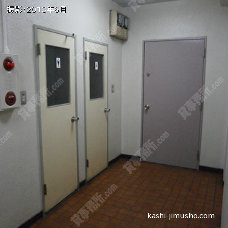室外男女別トイレ入口
