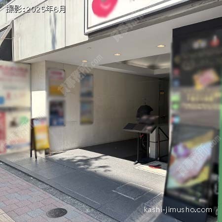 ビル入口前面