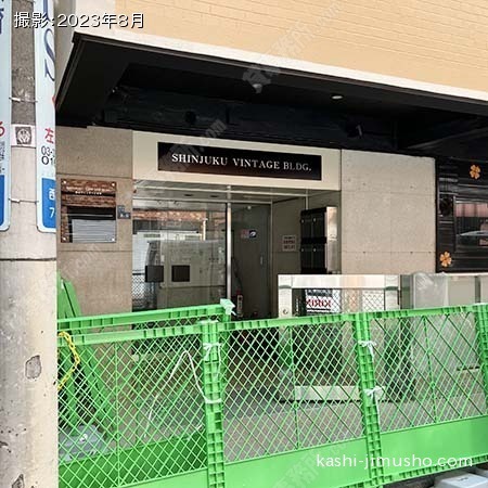 ビル入口前面