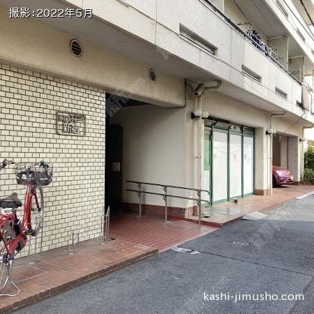 ビル入口前