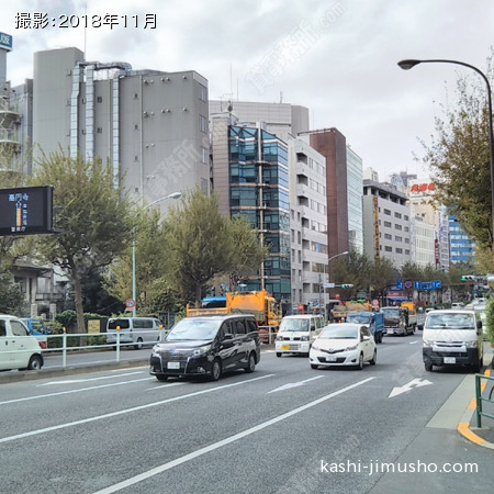前面道路(靖国通り)