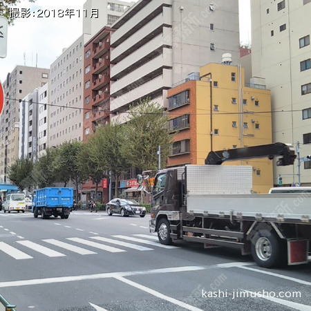前面道路(靖国通り)