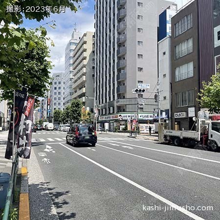 前面道路(新宿通り)