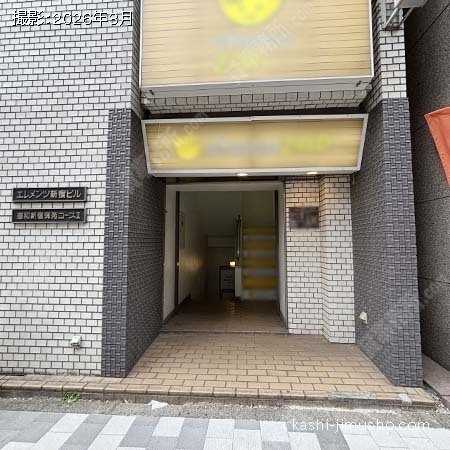 ビル入口(新宿通り側）