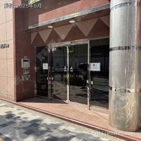 ビル入口前面