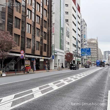 前面道路(明治通り)