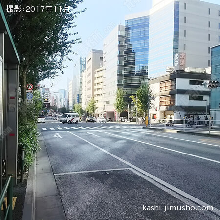 前面道路（靖国通り）