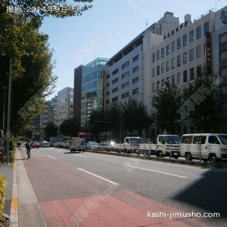 前面道路（靖国通り）