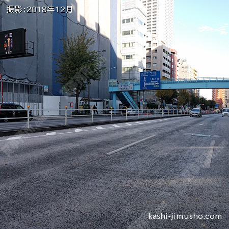 前面道路（靖国通り）