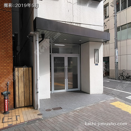 ビル入口前