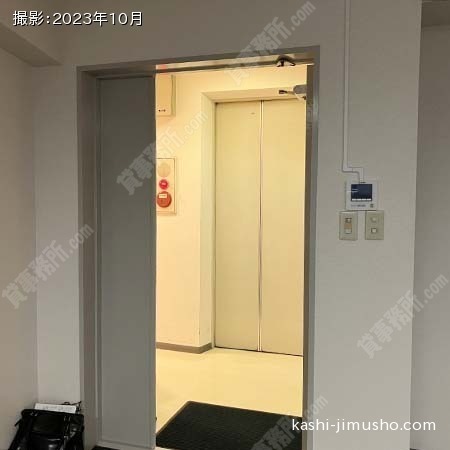 貸室階エレベーターホール