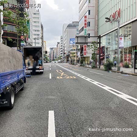 前面道路(新宿通り)