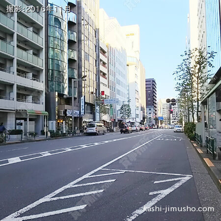 前面道路（新宿通り）