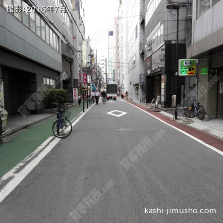ビル前前面道路