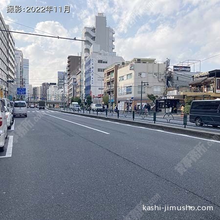 前面道路(職安通り)