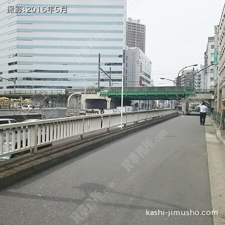 前面道路（職安通り）