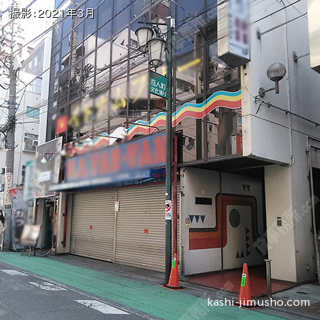 ビル入口前