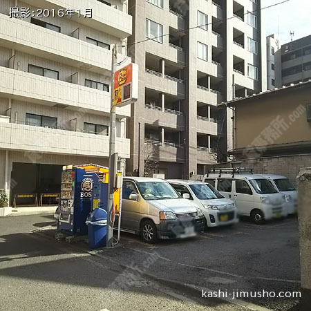ビル横時間貸し駐車場