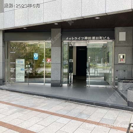 ビル入口前面