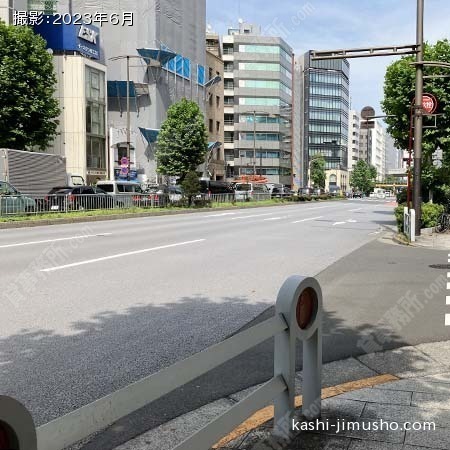 前面道路(靖国通り)
