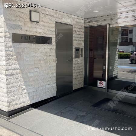 ビル入口前 ビル入口前